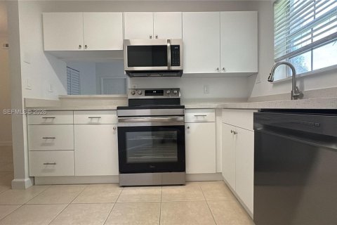 Снять в аренду кондоминиум в Пемброк-Пайнс, Флорида 2 спальни, № 2063223 - фото 3