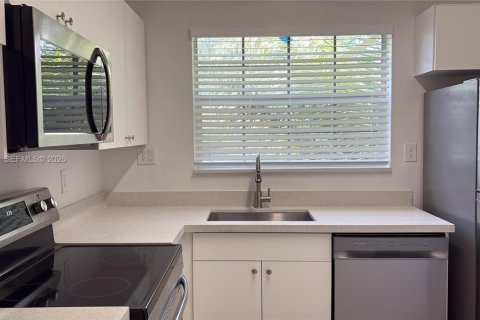 Снять в аренду кондоминиум в Пемброк-Пайнс, Флорида 2 спальни, № 2063223 - фото 4