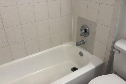 Снять в аренду кондоминиум в Пемброк-Пайнс, Флорида 2 спальни, № 2063223 - фото 19