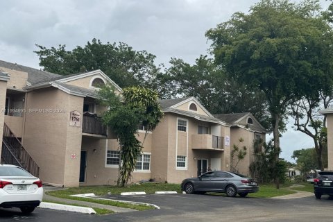 Снять в аренду кондоминиум в Пемброк-Пайнс, Флорида 2 спальни, № 2063223 - фото 2