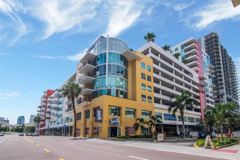 Condo in Tampa, Florida, 2 bedrooms  № 1751536 - photo 1