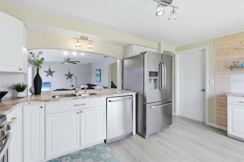 Condo in Englewood, Florida, 3 bedrooms № 2221708 - photo 19
