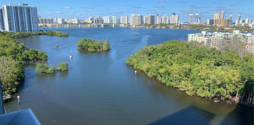 Кондоминиум с 2 спальнями в Норт-Майами-Бич, Флорида № 2003523