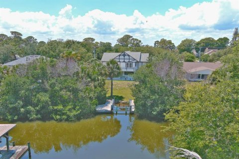 House in Merrit Island, Florida 4 bedrooms, 285.77 sq.m. № 2111439 - photo 25