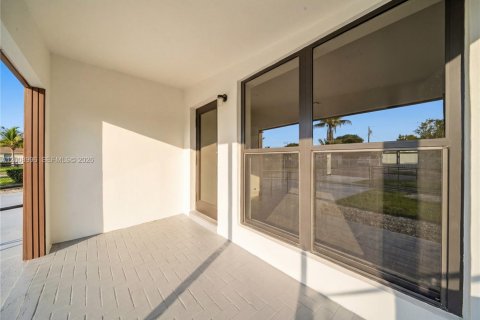 Villa ou maison à vendre à Miami, Floride: 4 chambres, 173.91 m2 № 2072599 - photo 4
