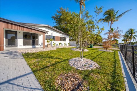 Villa ou maison à vendre à Miami, Floride: 4 chambres, 173.91 m2 № 2072599 - photo 3