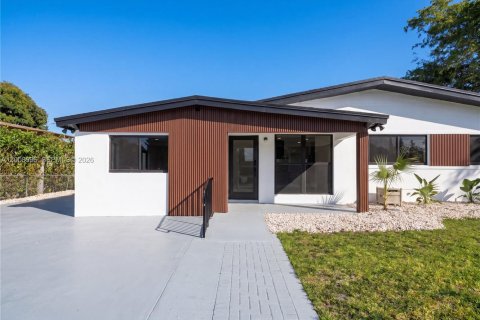 Villa ou maison à vendre à Miami, Floride: 4 chambres, 173.91 m2 № 2072599 - photo 2