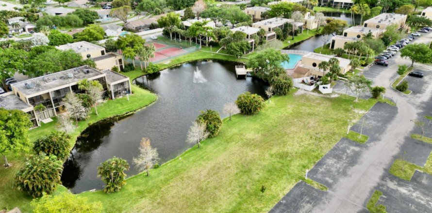 Townhouse in Davie, Florida 2 bedrooms, 114.27 sq.m. № 1079814