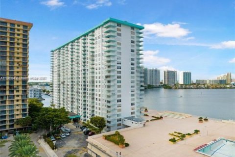 Купить кондоминиум в Санни-Айлс-Бич, Флорида 1 спальня, 102.56м2, № 1959419 - фото 18