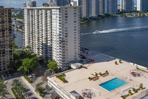 Купить кондоминиум в Санни-Айлс-Бич, Флорида 1 спальня, 102.56м2, № 1959419 - фото 4