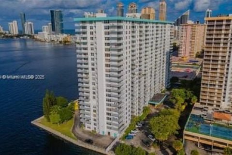 Купить кондоминиум в Санни-Айлс-Бич, Флорида 1 спальня, 102.56м2, № 1959419 - фото 3