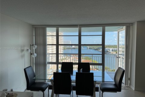 Купить кондоминиум в Санни-Айлс-Бич, Флорида 1 спальня, 102.56м2, № 1959419 - фото 1