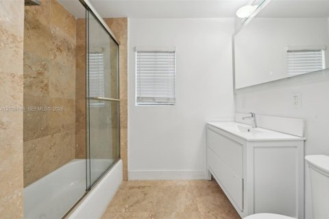 Villa ou maison à vendre à Miami, Floride: 3 chambres, 205.87 m2 № 2420701 - photo 15