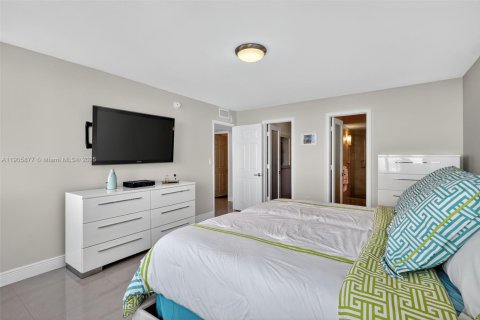Condo in Miami Beach, Florida, 2 bedrooms  № 2018235 - photo 24