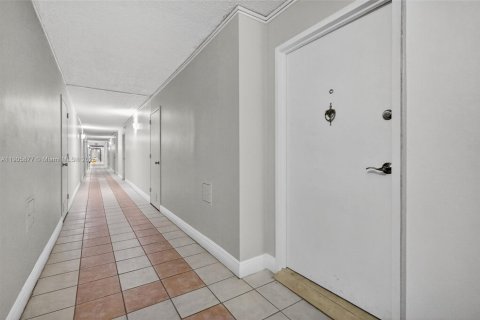 Condo in Miami Beach, Florida, 2 bedrooms  № 2018235 - photo 5