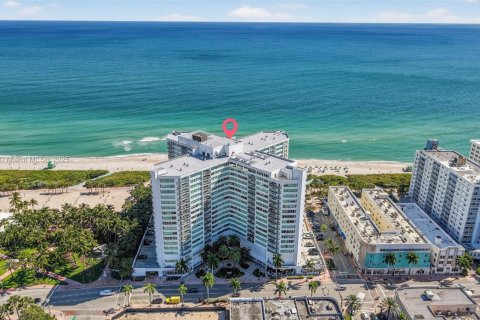 Condo in Miami Beach, Florida, 2 bedrooms  № 2018235 - photo 2