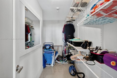 Condo in Miami Beach, Florida, 2 bedrooms  № 2018235 - photo 27