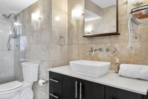 Condo in Miami Beach, Florida, 2 bedrooms  № 2018235 - photo 30