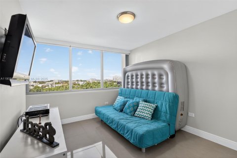 Condo in Miami Beach, Florida, 2 bedrooms  № 2018235 - photo 19