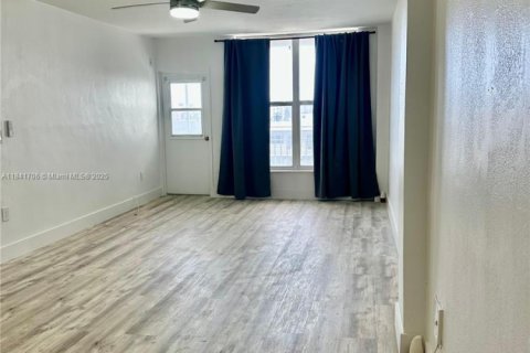 Condominio en alquiler en Miami Beach, Florida, 1 dormitorio, 67.82 m2 № 1939602 - foto 2