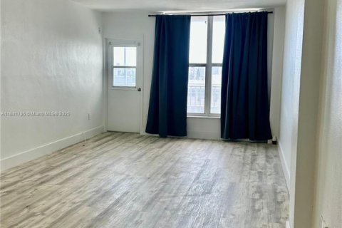 Condominio en alquiler en Miami Beach, Florida, 1 dormitorio, 67.82 m2 № 1939602 - foto 1