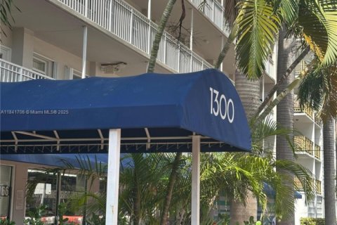 Condominio en alquiler en Miami Beach, Florida, 1 dormitorio, 67.82 m2 № 1939602 - foto 13