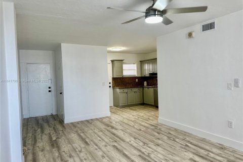Condominio en alquiler en Miami Beach, Florida, 1 dormitorio, 67.82 m2 № 1939602 - foto 3