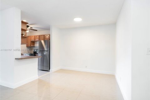 Commercial property in Coral Springs, Florida 87.79 sq.m. № 1990539 - photo 8