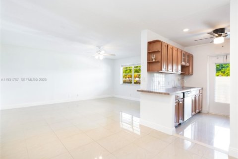 Commercial property in Coral Springs, Florida 87.79 sq.m. № 1990539 - photo 9