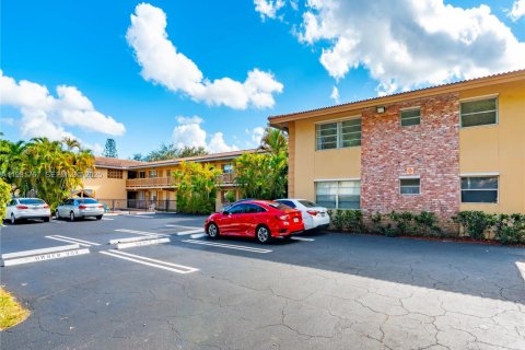 Commercial property in Coral Springs, Florida 87.79 sq.m. № 1990539 - photo 1