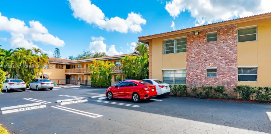 Commercial property in Coral Springs, Florida 87.79 sq.m. № 1990539