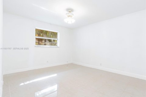 Commercial property in Coral Springs, Florida 87.79 sq.m. № 1990539 - photo 15