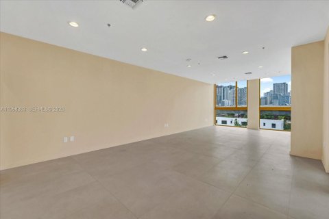 Apartment in Miami, Florida 1 bedroom № 2020767 - photo 11
