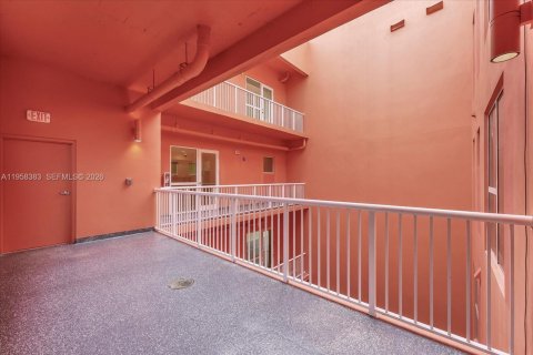 Apartment in Miami, Florida 1 bedroom № 2020767 - photo 7