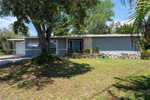 House in Port St. Lucie, Florida 3 bedrooms, 120.77 sq.m. № 2274089