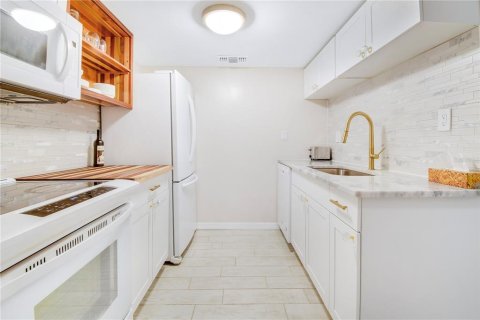 Condo in Saint Petersburg, Florida, 2 bedrooms  № 1917228 - photo 3