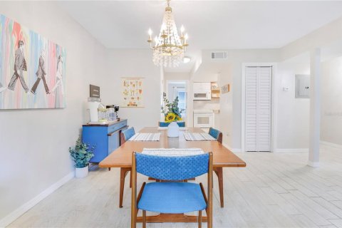 Condo in Saint Petersburg, Florida, 2 bedrooms  № 1917228 - photo 10