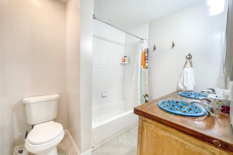 Condo in Saint Petersburg, Florida, 2 bedrooms  № 1917228 - photo 12