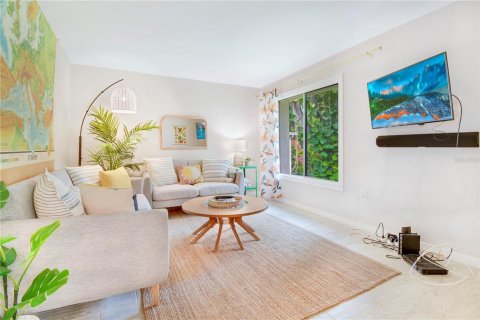 Condo in Saint Petersburg, Florida, 2 bedrooms  № 1917228 - photo 2