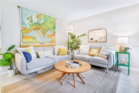 Condo in Saint Petersburg, Florida, 2 bedrooms  № 1917228 - photo 1