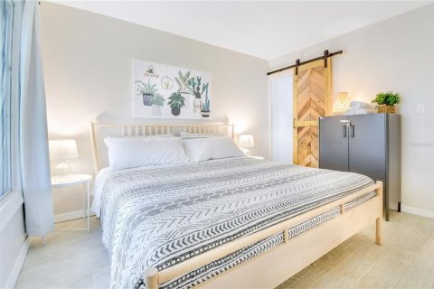 Condo in Saint Petersburg, Florida, 2 bedrooms  № 1917228 - photo 8