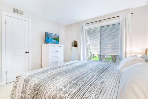 Condo in Saint Petersburg, Florida, 2 bedrooms  № 1917228 - photo 9