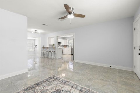 Casa en venta en Pinellas Park, Florida, 5 dormitorios, 137.4 m2 № 2196267 - foto 12