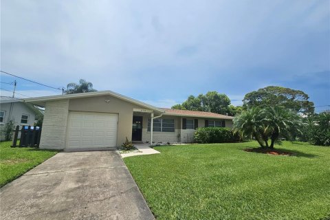 House in Largo, Florida 2 bedrooms, 105.17 sq.m. № 1915942 - photo 1