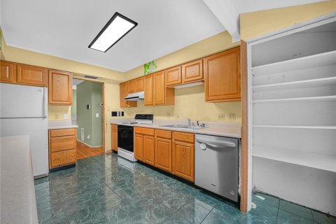 House in Winter Haven, Florida 5 bedrooms, 239.59 sq.m. № 2103631 - photo 8