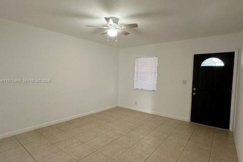 House in Hollywood, Florida 3 bedrooms, 94.02 sq.m. № 2038353 - photo 23