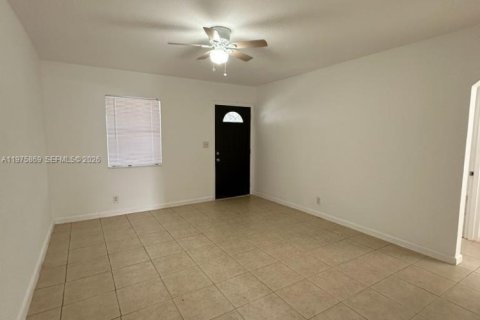 House in Hollywood, Florida 3 bedrooms, 94.02 sq.m. № 2038353 - photo 24