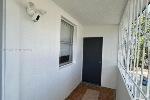 House in Hollywood, Florida 3 bedrooms, 94.02 sq.m. № 2038353 - photo 3