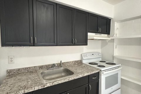 House in Hollywood, Florida 3 bedrooms, 94.02 sq.m. № 2038353 - photo 20