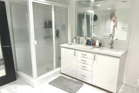 Condo in Miami, Florida, 2 bedrooms  № 1859518 - photo 24